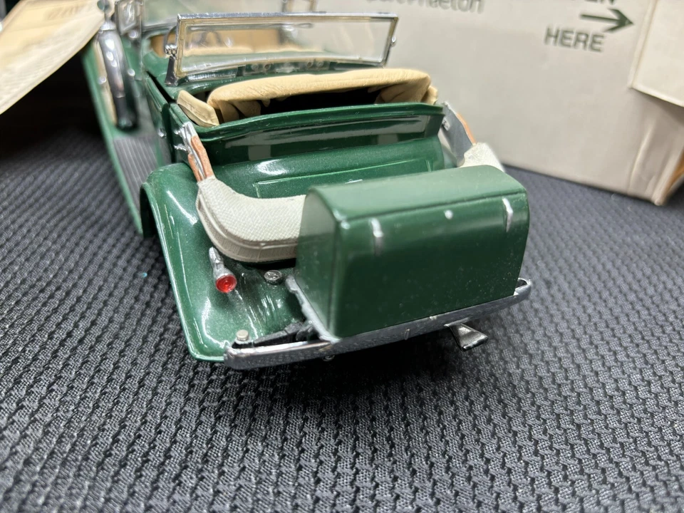 Danbury Mint ~ 1932 Cadillac V-16 Sport Phaeton  ~ Scale  1:24 ~ w/Box  *damaged - Image 4 of 4