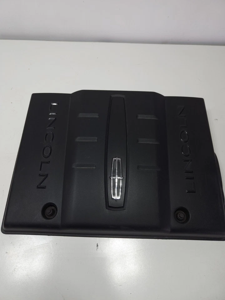 Cubierta del motor Lincoln Navigator 07-14 con tornillos OEM Foto 2 de 4