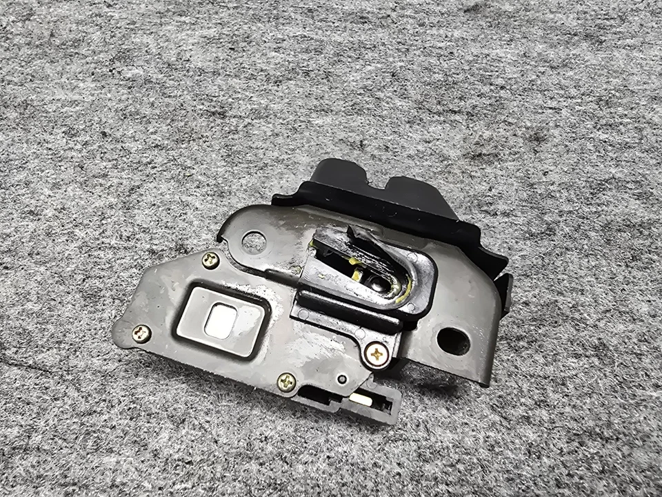 ATUADOR DE TRAVA DE PLATAFORMA DE ARMAZENAMENTO TAMPA DE PORTA-MALAS OEM LEXUS 98-00 LS400 - Imagem 2 de 4