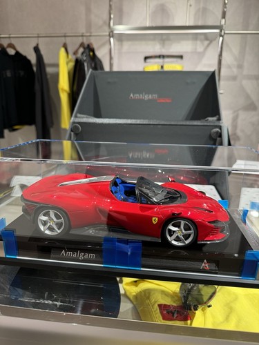 1/18 Amalgam Collection Ferrari Daytona SP3 in Magma Red - Picture 10 of 10