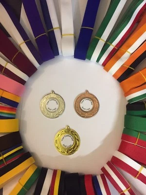 AWARDSMITH 10x Schulmedaillen, personalisiert mit Ihrem Schullogo und Bandfarbe.