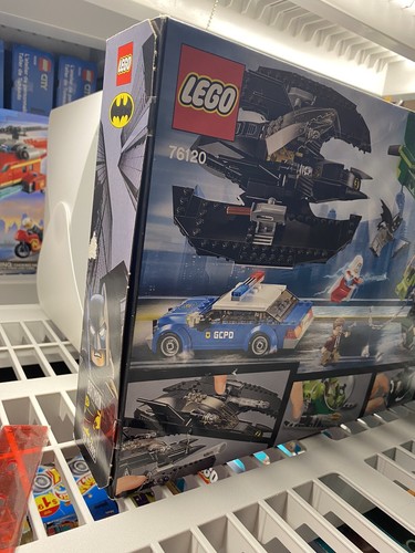 Retired: LEGO Super Heroes Batman(TM) Batwing and The Riddler(TM) Heist 76120 - Picture 6 of 8
