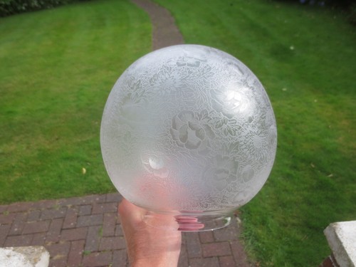 SUPERB ANTIQUE CRYSTAL ETCHED ROUND GLASS GLOBE PATTERN DUPLEX OIL LAMP SHADE - Picture 9 of 17