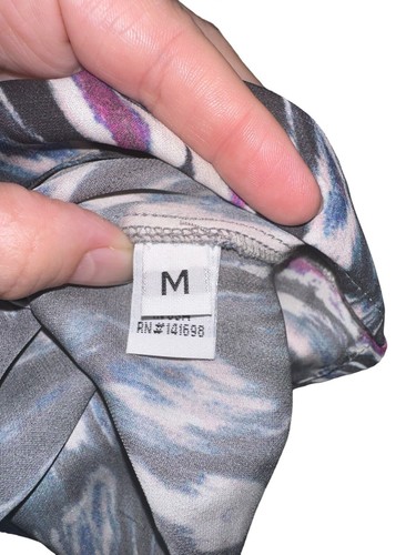 Top Ramy Brook collo alto cravatta 100% seta taglia M senza maniche nero viola pennellata - Foto 4 di 8