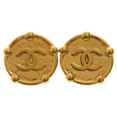 Boucles ventes exceptionnelles doreilles CHANEL logo coco rond 23 gravé plaque or années 80