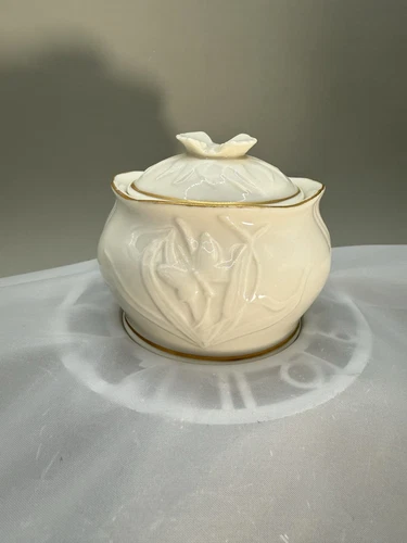 Belleek Butterfly Tinket Box #1606 Belleek in Retrospect, Porcelain Ivory Gold
