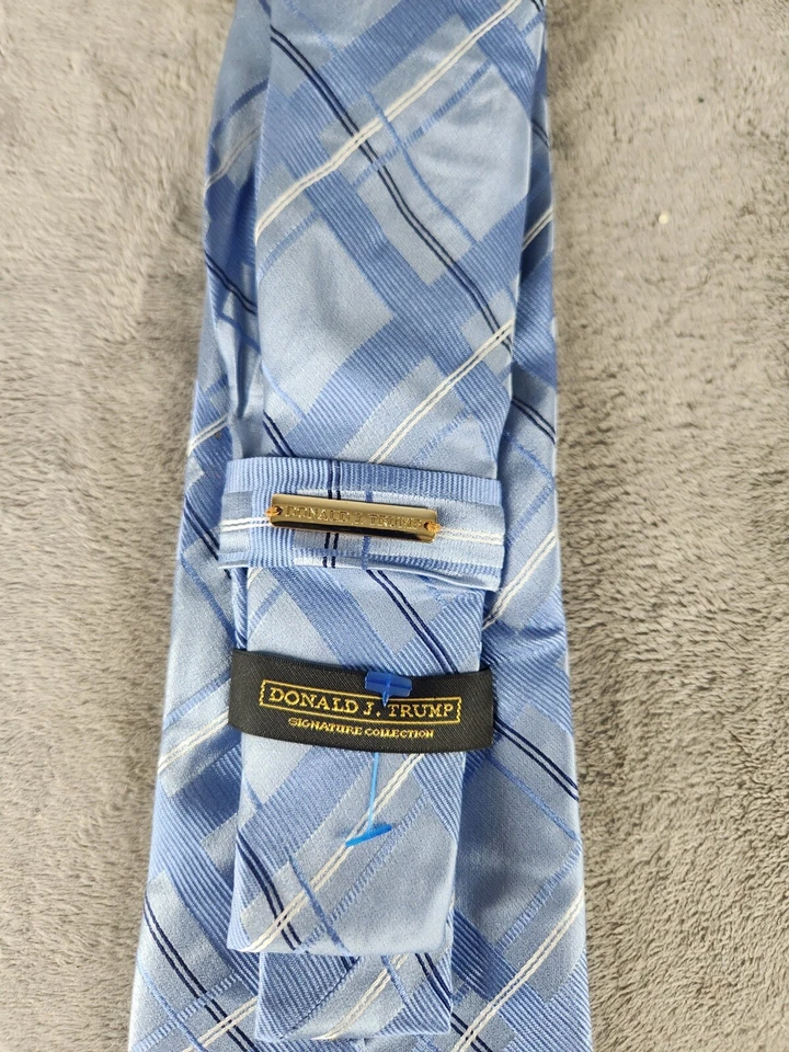 Corbata hecha a mano Donald J. Trump Signature Gold Bar Collection corbata azul satinado Foto 4 de 4