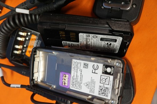 Motorola XPR 3300E Two Way Radio Walkie Talkie With Charger & Mic Attachment (2) - Zdjęcie 8 z 9