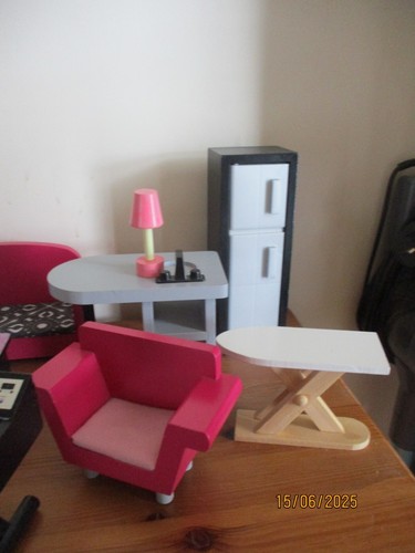 WOODEN DOLLS HOUSE FURNITURE - BARBIE SIZE - Picture 5 of 10