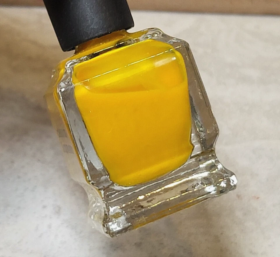 Deborah Lippmann Nail Polish ~ It Girl ~ vibrant yellow, mini - Изображение 2 из 3