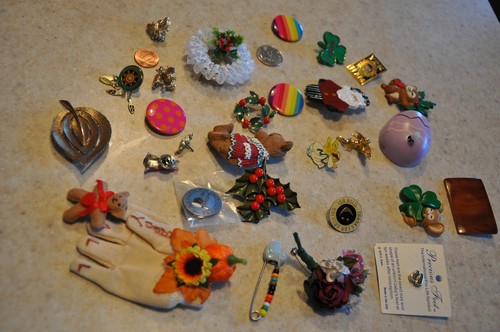 LOT 30 VINTAGE FIGURAL BROOCH PIN CHRISTMAS,FLOWER,BEAR,ANGEL,CLOVER,OWL,BUG,EGG - Picture 2 of 2