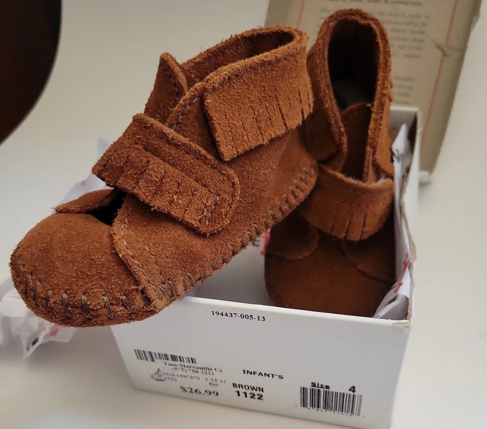 Mocasines de gamuza marrón para bebé bebé de cuero Minnetonka, estilo 1122, talla 4 Foto 2 de 4