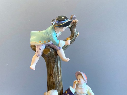 Antica statuina in porcellana Meissen famiglia e gruppo di meli, XIX secolo - Foto 9 di 13