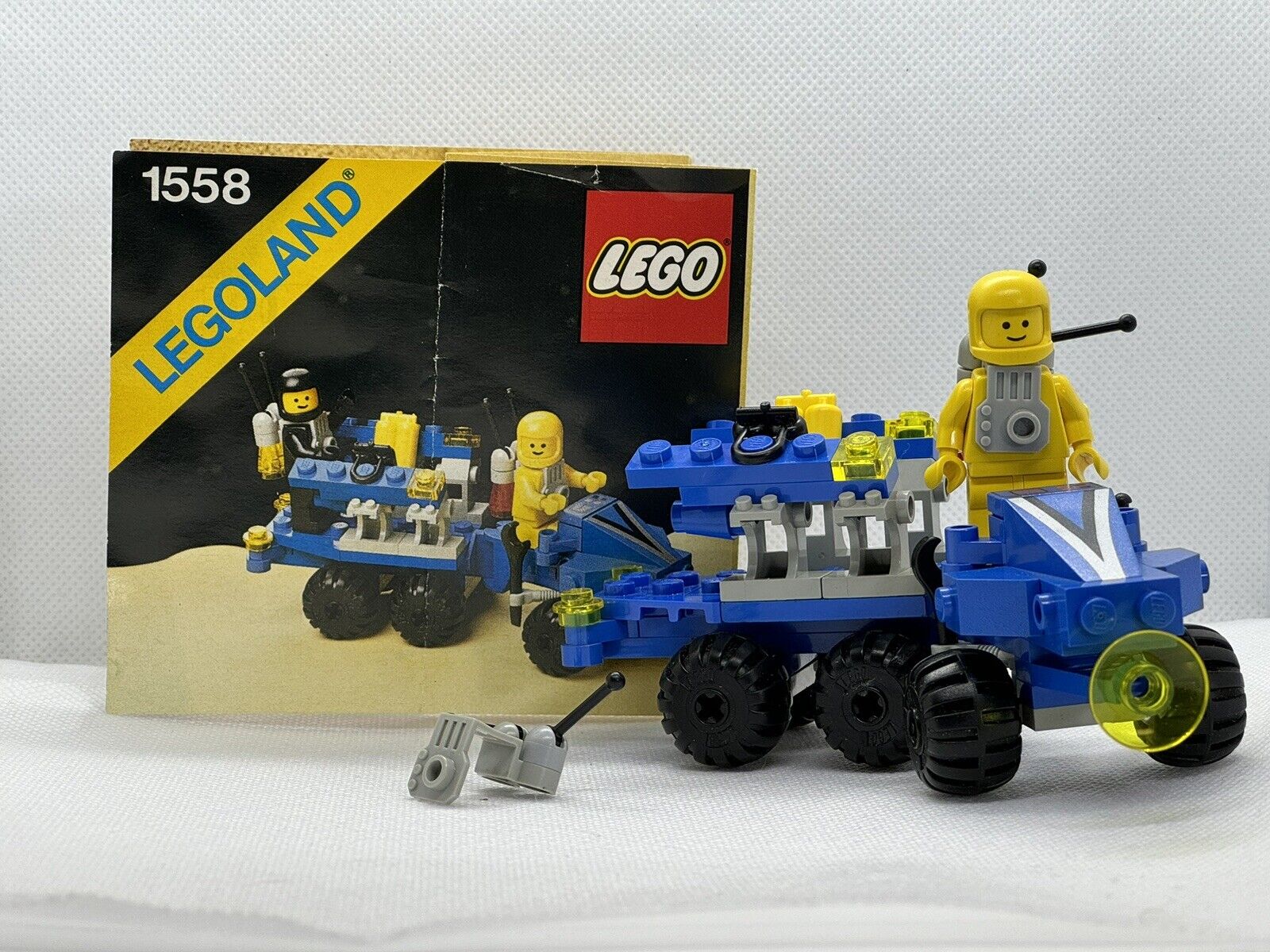 VINTAGE LEGO SPACE 1558 MOBILE COMMAND TRAILER PARTS 99% COMPLETE w MANUAL READ