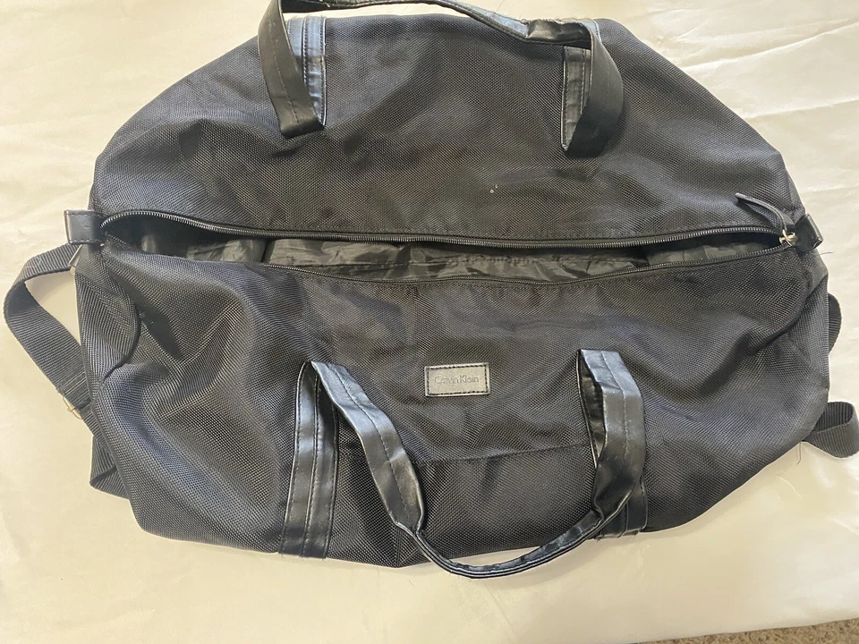 Bolsa de viaje negra Calvin Klein para pasar la noche equipaje de mano Foto 2 de 3