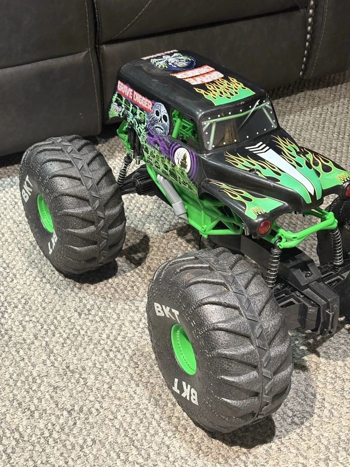 Monster Jam Mega Grave Digger 1:6 Scale All-Terrain RC Monster Truck - Image 2 of 4
