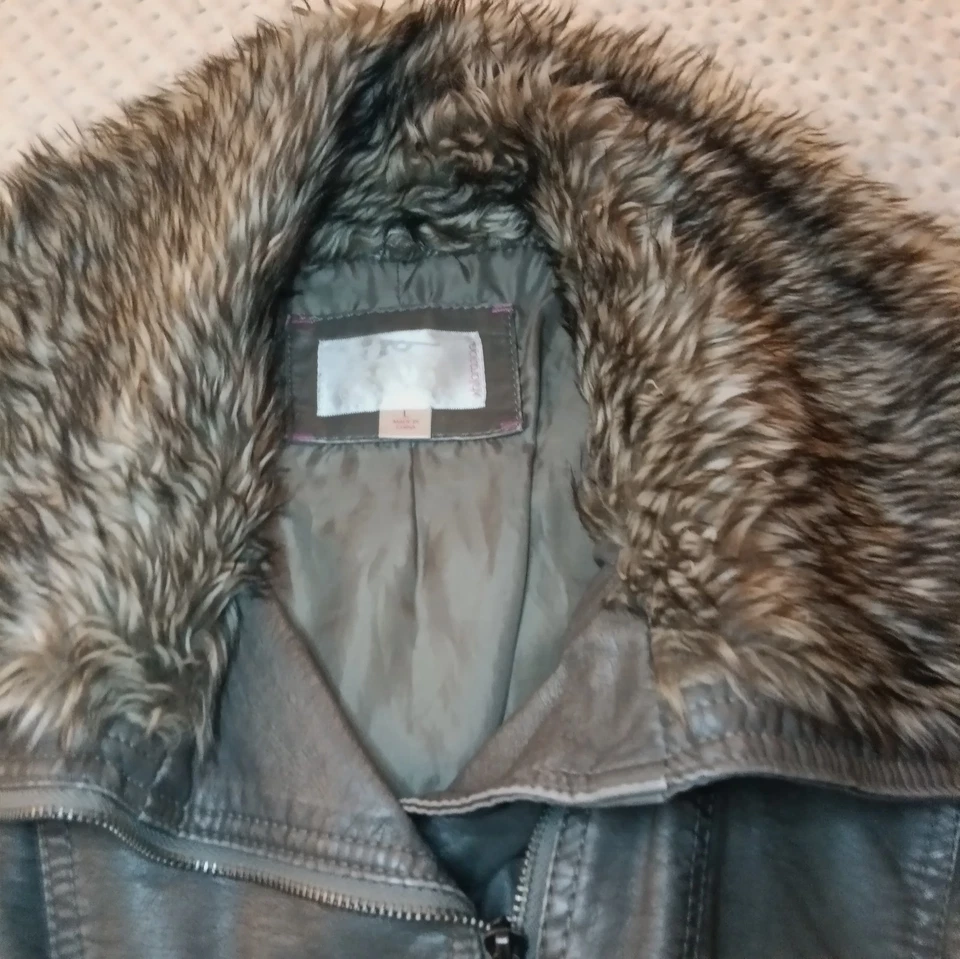 Jaqueta feminina Xhilaration gola de pele sintética tamanho G verde manga longa zíper completo - Imagem 4 de 4