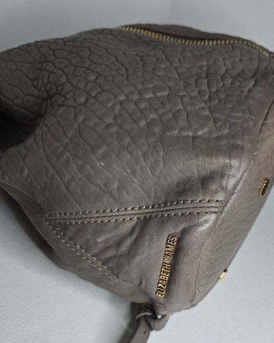 Bolso o Mochila Elizabeth And James Cynnie Bucket Cuero Taupe Piel de Cordero - Imagen 6 de 14