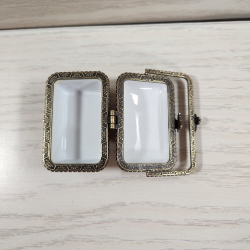 Vintage Porcelain Trinket Box Picnic Basket With Hinged Lid & Gold Handle - Picture 7 of 8