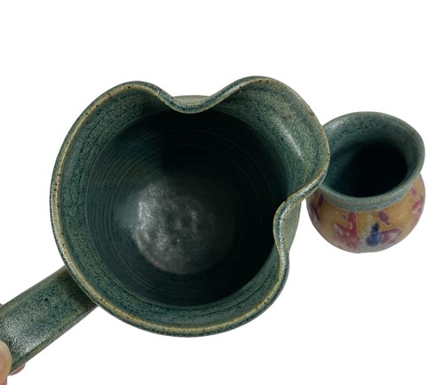 Kunstkeramik Krug mit Tasse signiert großer Griff grün abstrakt 24 Unzen klein 5,5 Zoll - Bild 5 von 12