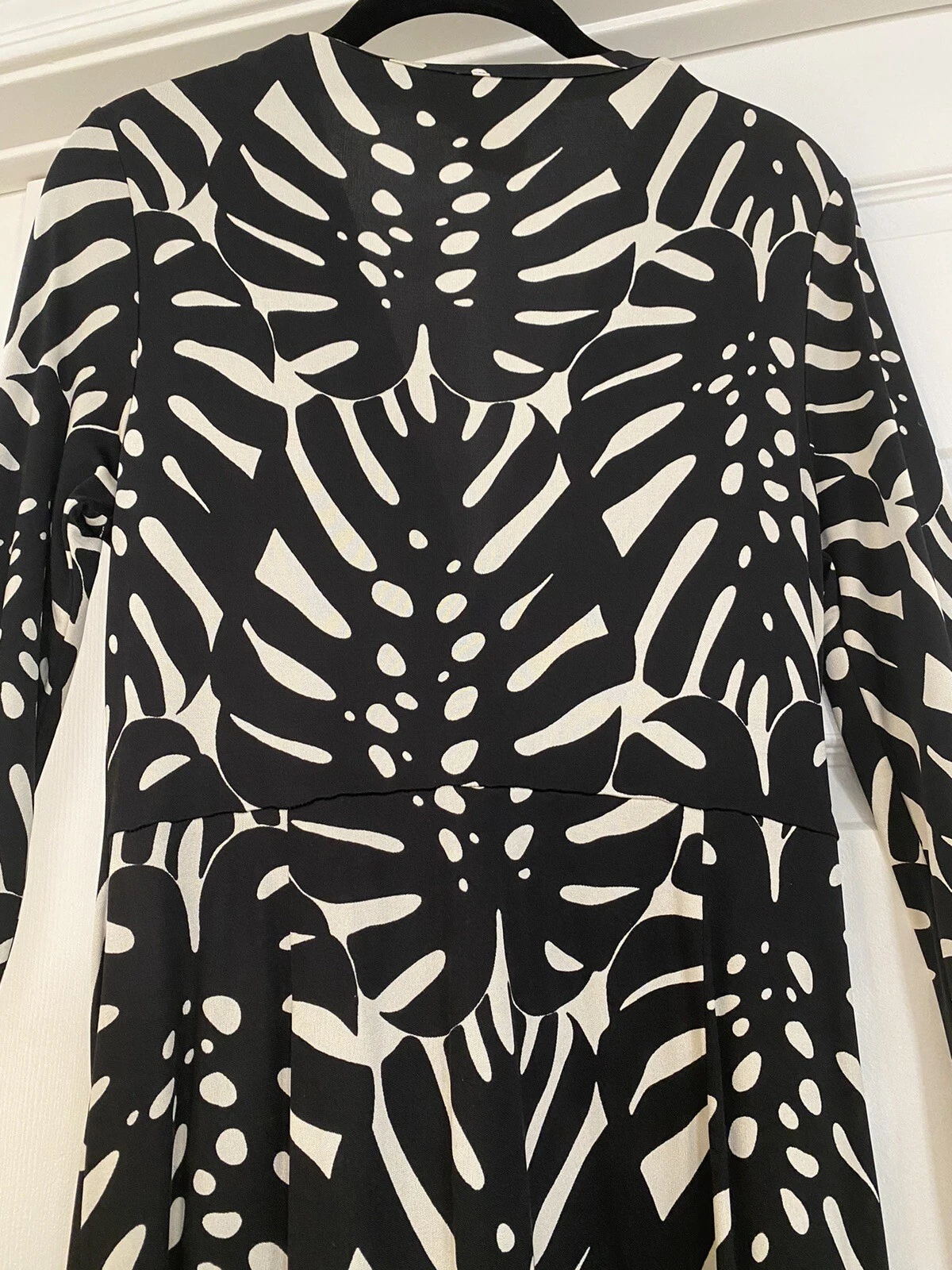 OFF WHITE Abito di seta Tory Burch collo a V bianco e nero con stampa foglie di palma taglia media