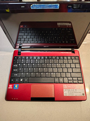 Acer Aspire One 722 11.6'' AMD C-60 2GB 320GB HDD Win 7 Home Premium Red