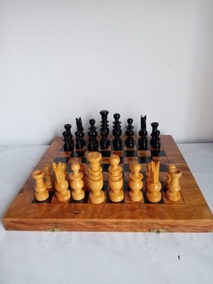 Vintage Schachspiel aus Holz handgeschnitzt komplett Klappbrett 