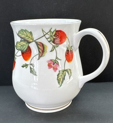 Heritage Fine Bone China Becher - Erdbeermuster - Kaffee-/Teetasse mit Fuß