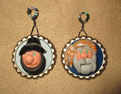 Amish and Mountain Man Bottlecap Adornos Arcilla Polimérica Hechos a Mano Halloween Roble