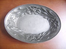 Petit plat ovale ancien "Art Nouveau" en étain à 95 % mesurant 19,5 cm X 13,7 cm