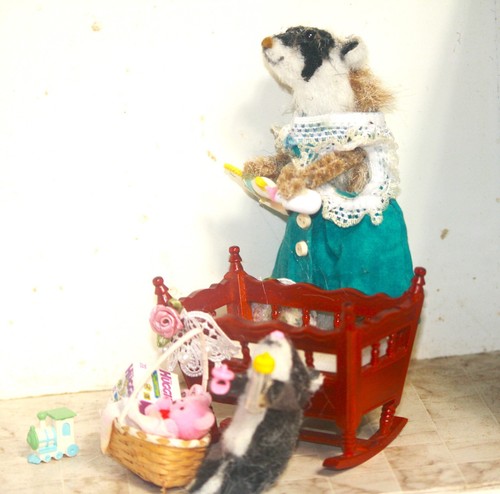 Ooak hand made faux fur w/glass eyes FERRET MOM WITH CHILD w/ a wood rocker crib - Picture 2 of 4