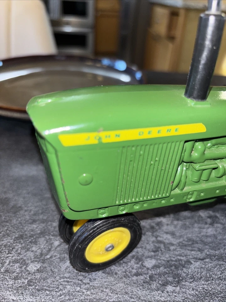 Tractor de juguete agrícola John Deere 3010 4010 Ertl 1/16 Foto 2 de 4