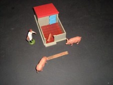 BRITAINS FARM TOYS PIG STY HOUSE WITH 2 PIGS & 1 PIGLET GIRL FARMHAND & BUCKET