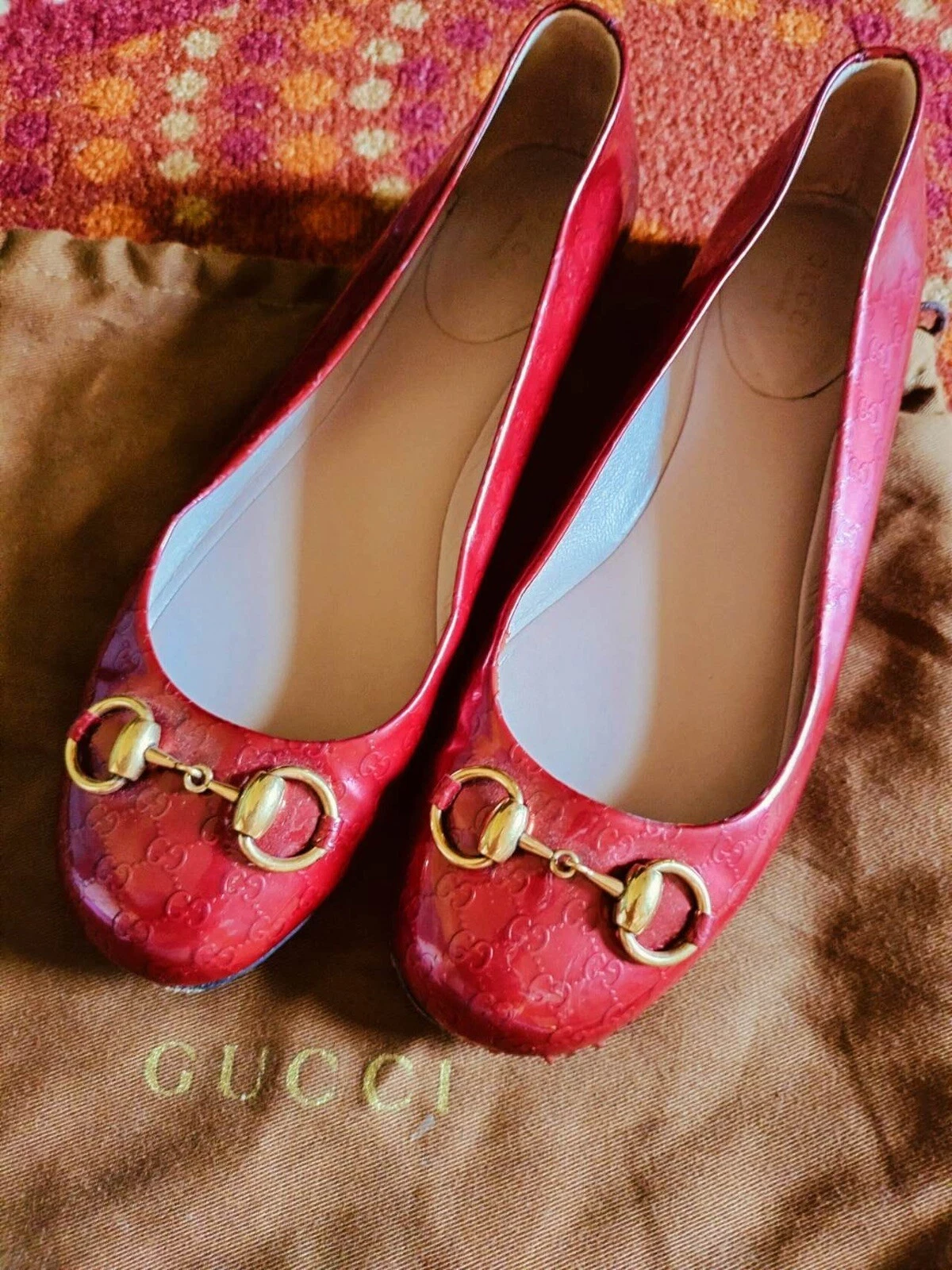 Ballerines GUCCI cuir rouge avec boucle dorée