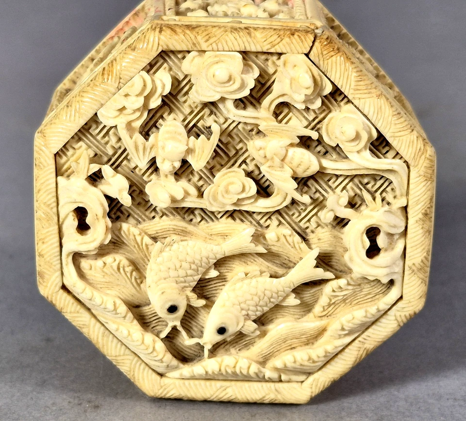 Chine: ancienne petite boite sculpté de poissons, chauves souris et nuages C743 - Photo 2/4