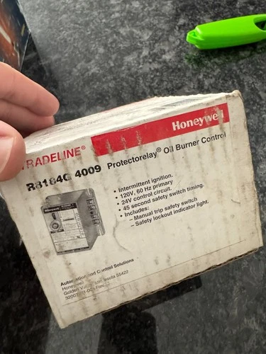 Honeywell R8184G4009 International Oil Burner Control