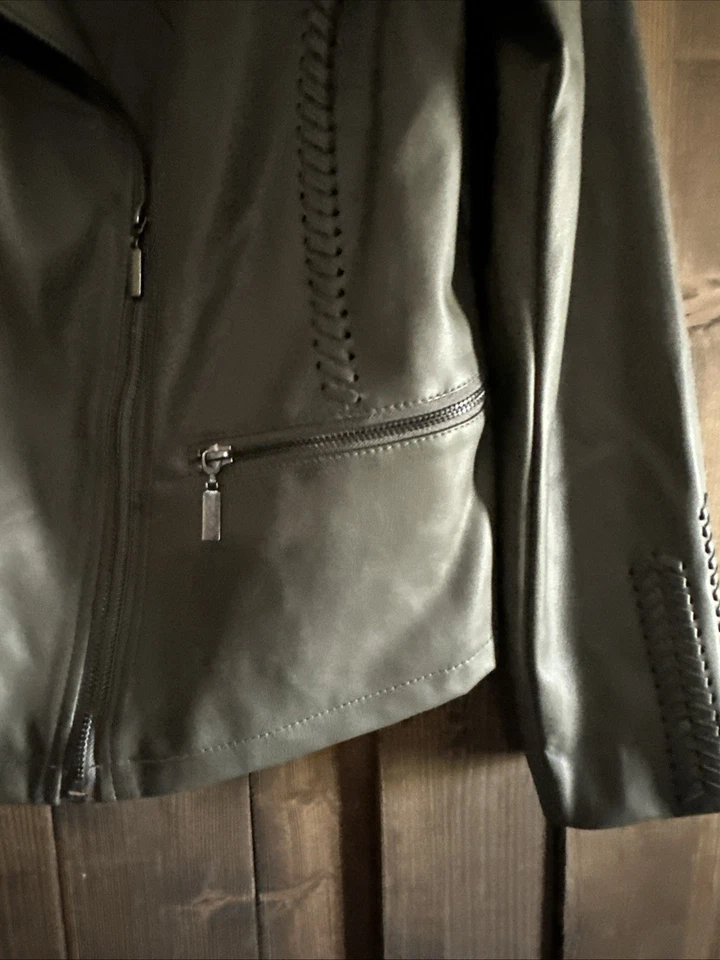 Jaqueta de couro sintético verde Alfani feminina nova com etiquetas tamanho XL fecho frontal com zíper, forrada - Imagem 3 de 4