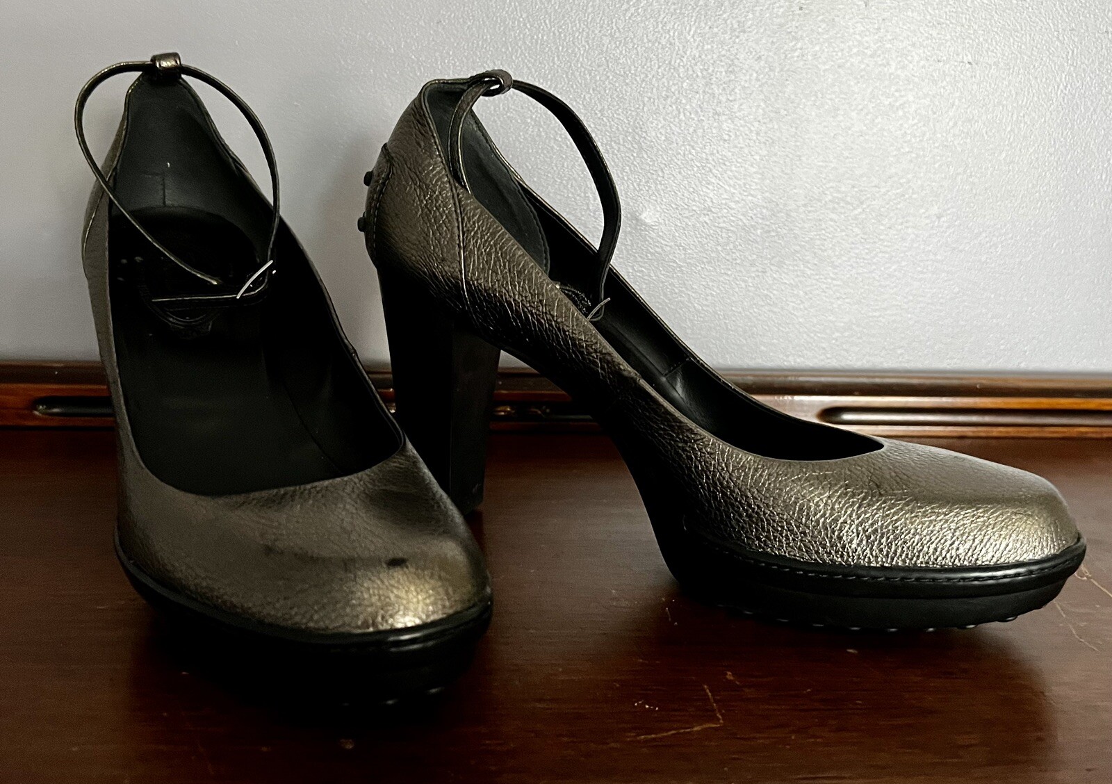 TOD'S Italy Metallic  Silver Ankle Strap Pumps Size 39 / US 9