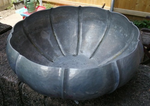 LARGE HAND WROUGHT ALUMINIUM FRUIT BOWL MW LAIRD? LOVELY CONDITION 11" X 5" RARE - Picture 5 of 8