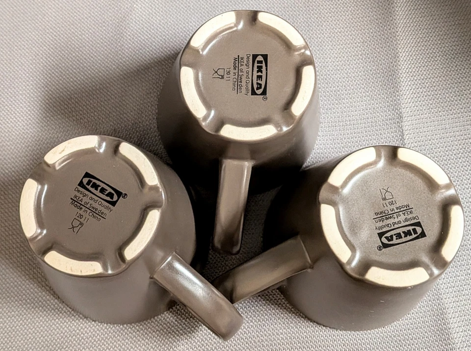 Juego de 3 tazas de té con patas de café marrón Ikea Dinera 12011 y 1 plato Foto 2 de 4