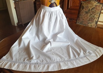 APRON - white cotton embroidered