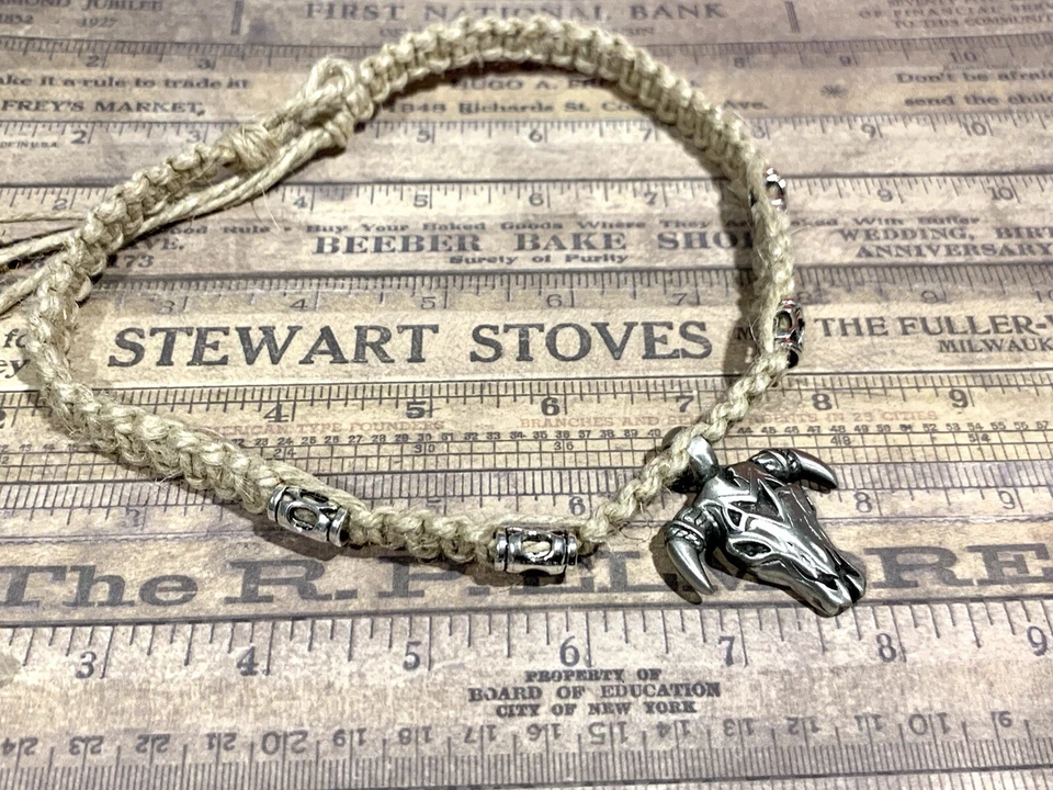 Collar de surfista de cáñamo con calavera de toro de peltre joyería para hombre Foto 3 de 3
