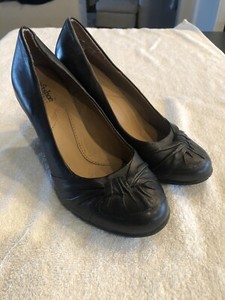black pumps size 3