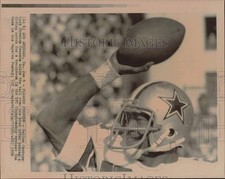 1976 Press Photo Cowboys' Preston Pearson holds football over head at game