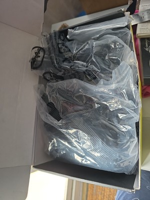 Karton mit internen Computerkabeln