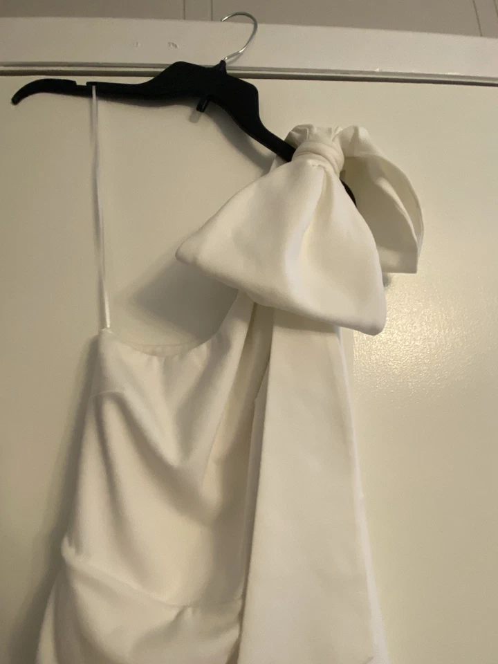 Vestido de novia largo blanco de un hombro alternativo vestido de novia pequeño Foto 2 de 4