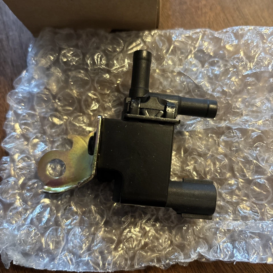 Válvula de purga de bote de vapor Dorman 911-488 para modelos seleccionados de Toyota Lexus 97-06 Foto 2 de 3