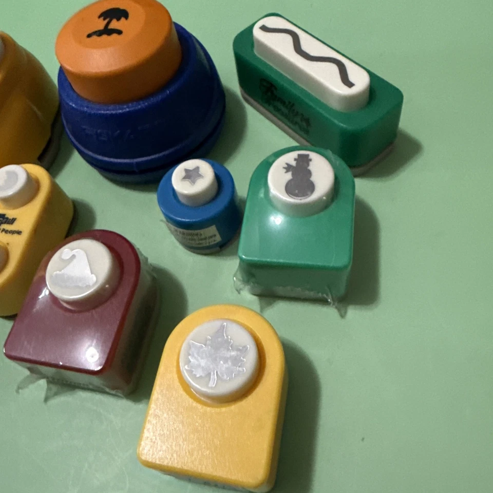 Lote (10) Perforadora de Papel Varias Marcas Álbum de Recortes Artesanía Varios Tamaños y Tema Foto 4 de 4