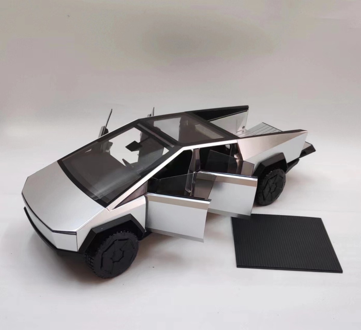 1/18 テスラ サイバートラック TESLA CYBERTRUCK Don't want to spend $80k on a Tesla Cybertruck? Try this one for