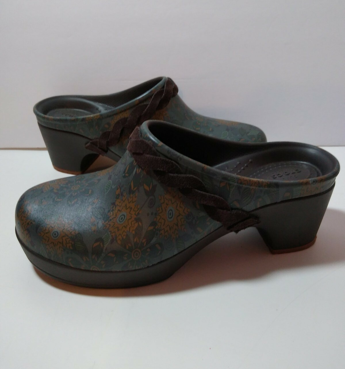 crocs dual comfort clogs